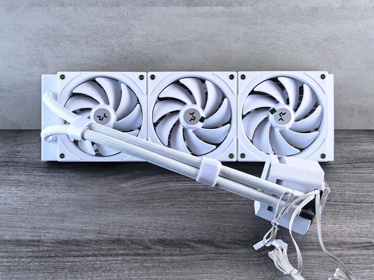 Equilíbrio entre CPU e GPU no PC gamer PC gamer aberto com processador, placa de vídeo e memória RAM instalados em gabinete com iluminação RGB