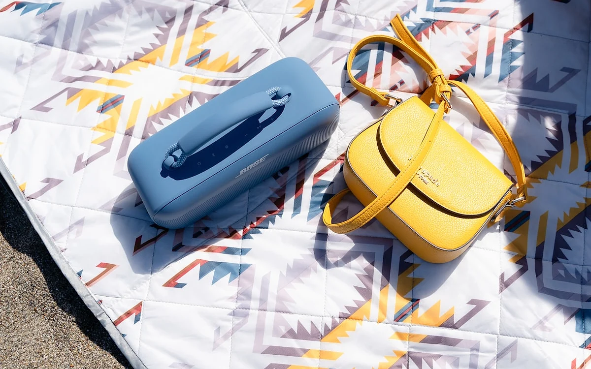 JBL Flip 6 deitada na horizontal perto de piscina mostrando resistência à água IP67