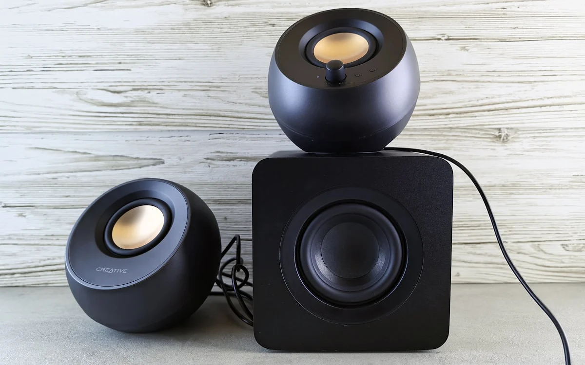 JBL vs Edifier: fidelidade sonora e assinatura por marca Comparativo de assinatura sonora entre JBL e Edifier: graves marcados versus resposta plana de estúdio