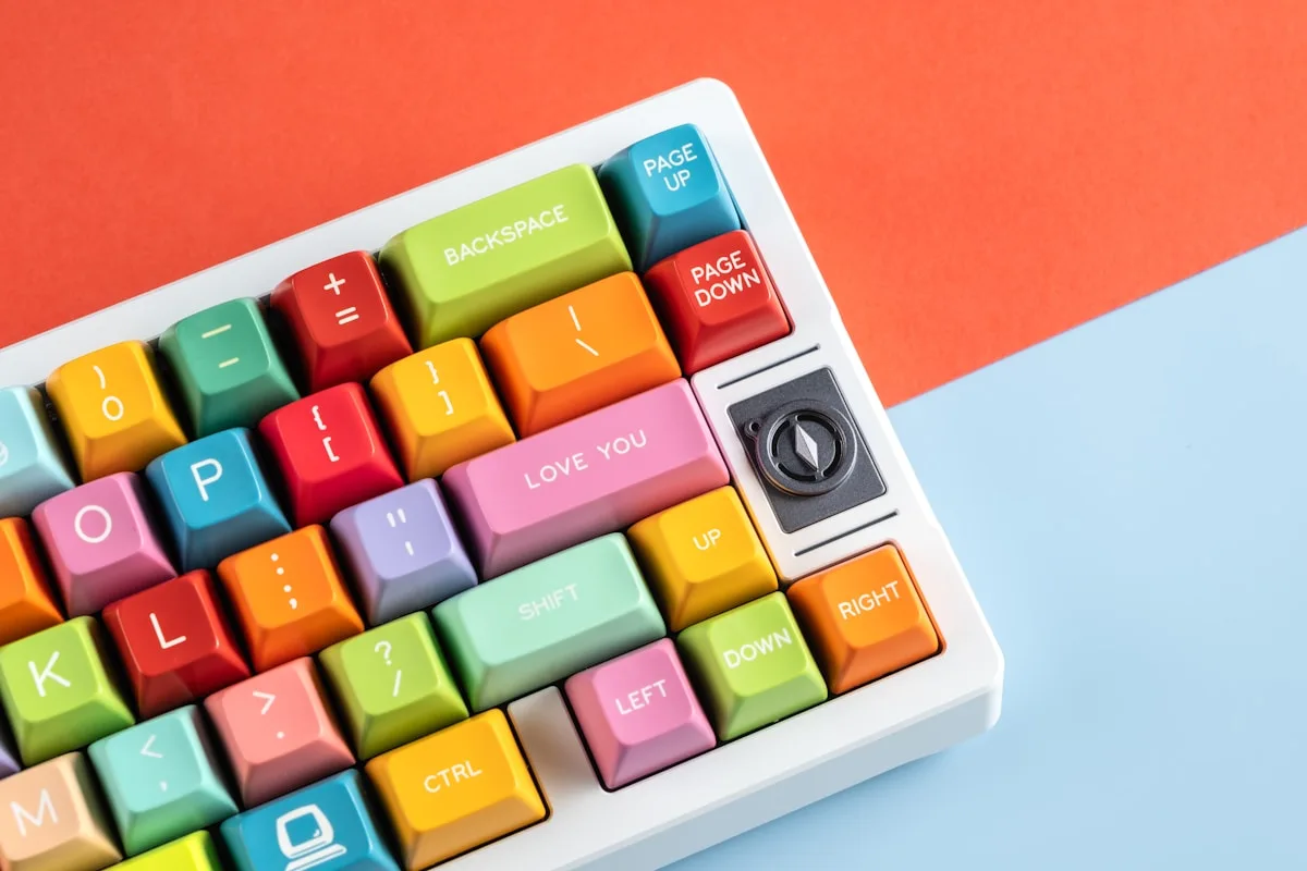 Tecla ABS com brilho oleoso desgastado ao lado de tecla PBT sem shine após uso prolongado em teclado mecânico