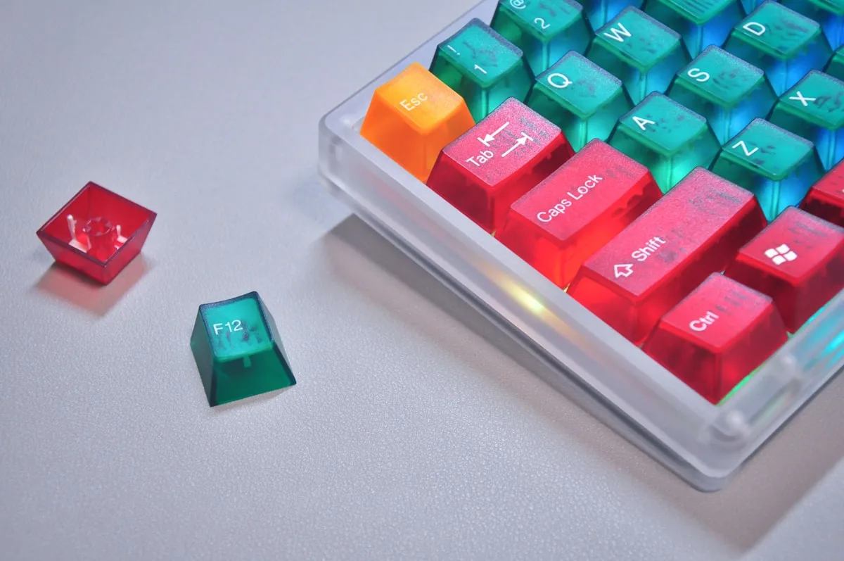 Perfis de keycap OEM, Cherry, SA e XDA lado a lado mostrando diferença de altura e formato em teclado mecânico