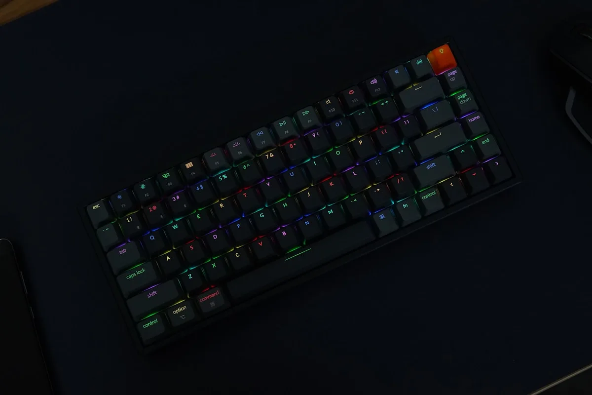 Close das teclas de teclado mecânico sem fio com retroiluminação e keycaps pra Mac e Windows
