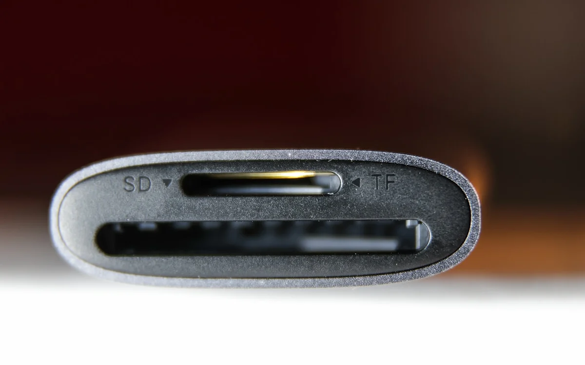 Cabo USB-C conectado a um SSD externo portátil ligado a um notebook