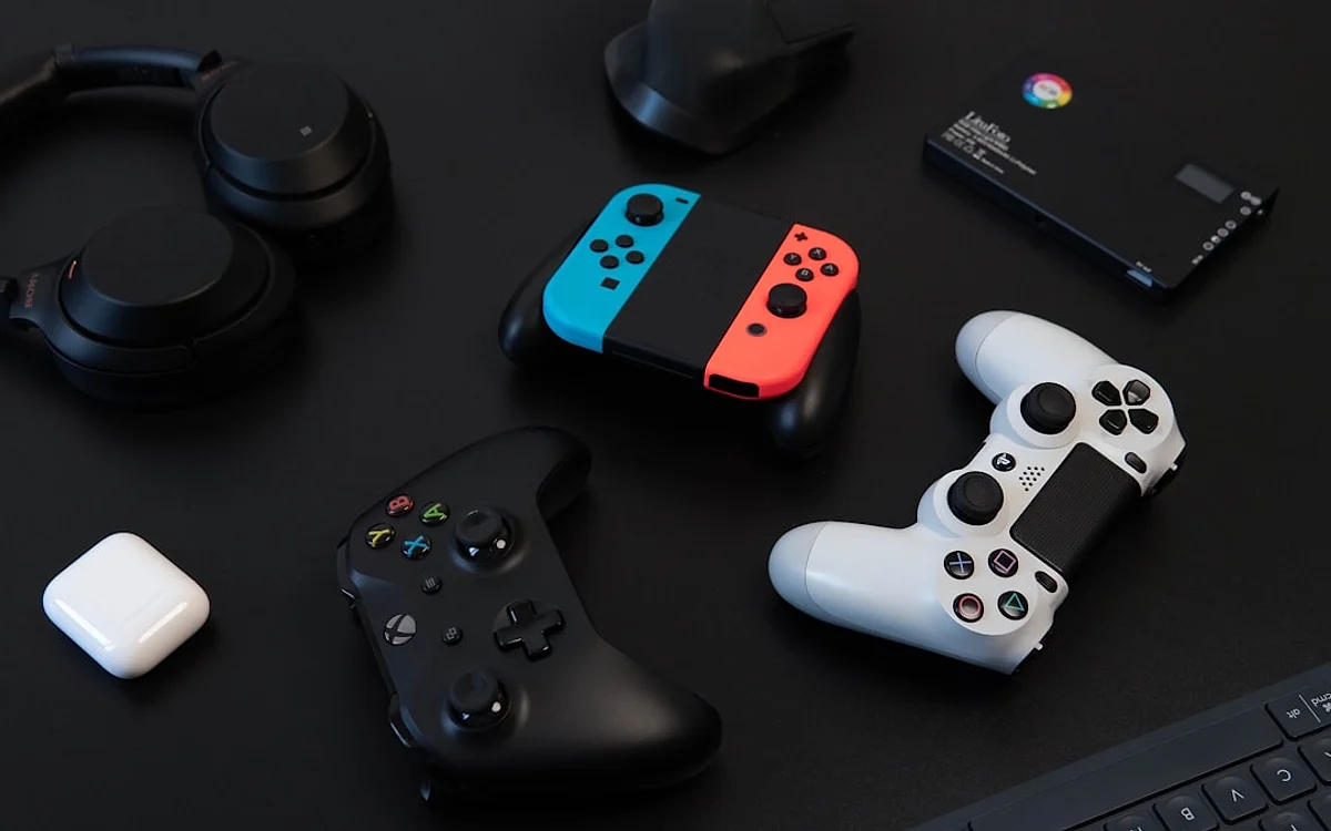 Case compatível com Switch 2 — dimensões corretas fazem diferença na proteção Case protetora para Nintendo Switch 2 com compartimentos para cartuchos e alça de transporte