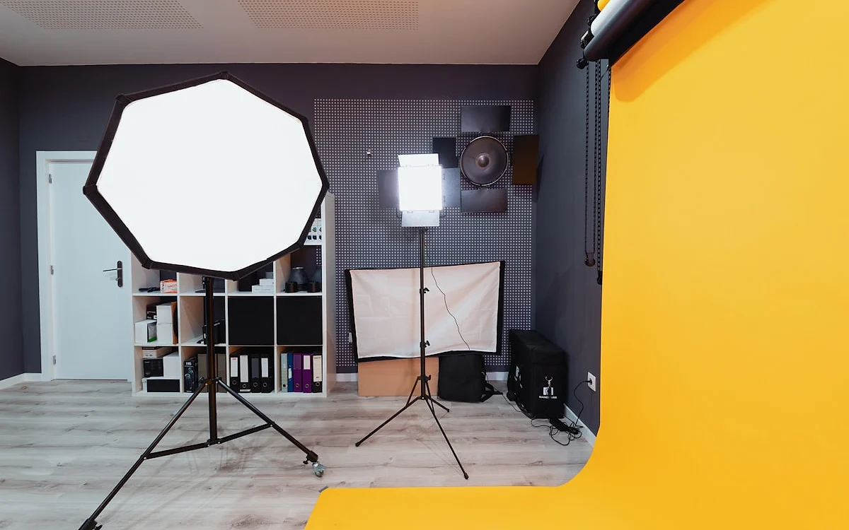 Setup de live com kit de iluminação LED posicionado em key light e fill light, webcam visível ao fundo
