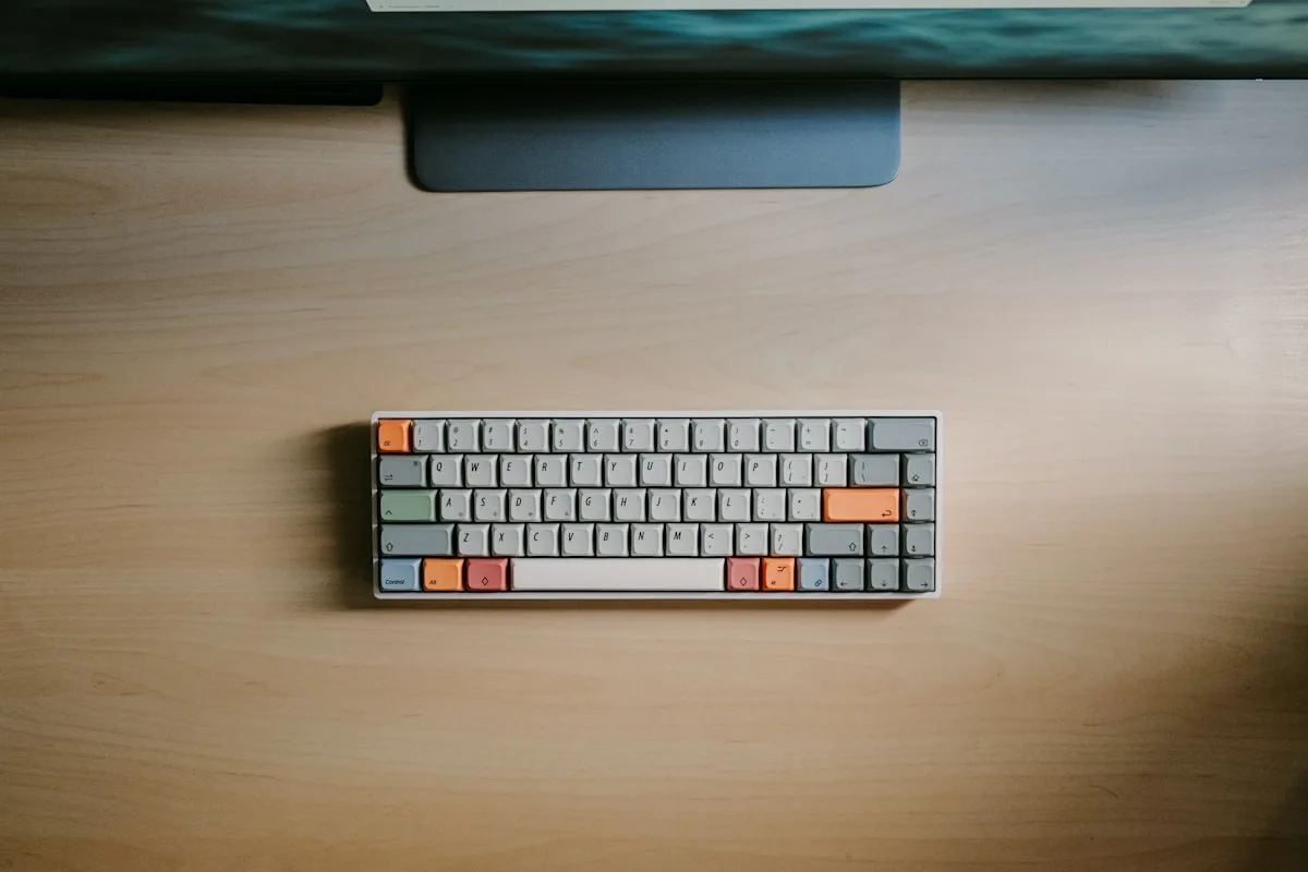 Comparação de teclado ABNT2 com tecla Ç e teclado ANSI com Enter horizontal mostrando diferença de layout
