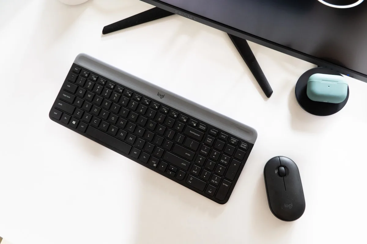 Teclado mecânico 60% compacto ao lado do mouse mostrando espaço livre na mesa para movimento amplo