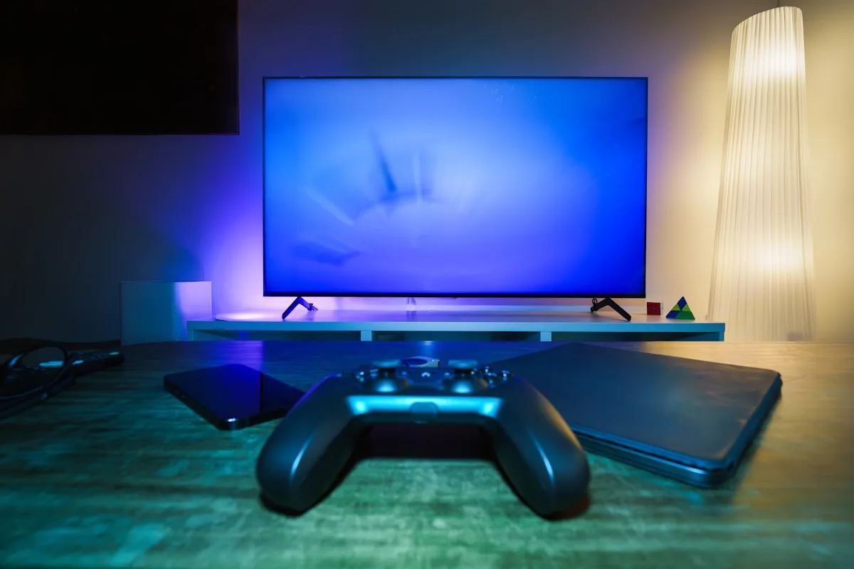 TV OLED em living room com setup 4K gaming mostrando imagem com cores vibrantes e preto perfeito