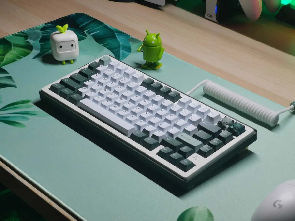 Close de teclas de teclado mecânico com keycaps PBT texturizados e LED branco