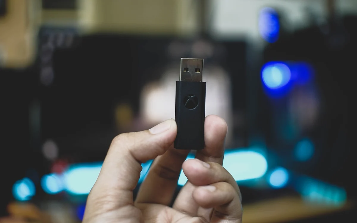 Ranking dos melhores adaptadores Wi-Fi USB para PC em 2026 Antena de adaptador Wi-Fi USB captando sinal de rede sem fio perto do roteador