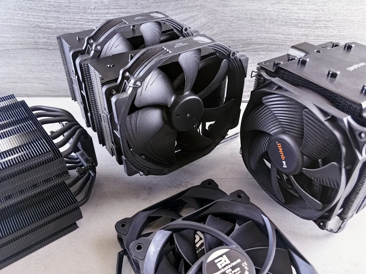 Instalação e pasta térmica Cooler de CPU dual-tower visto de perfil, mostrando as fileiras de heatpipes e a distância entre as duas ventoinhas