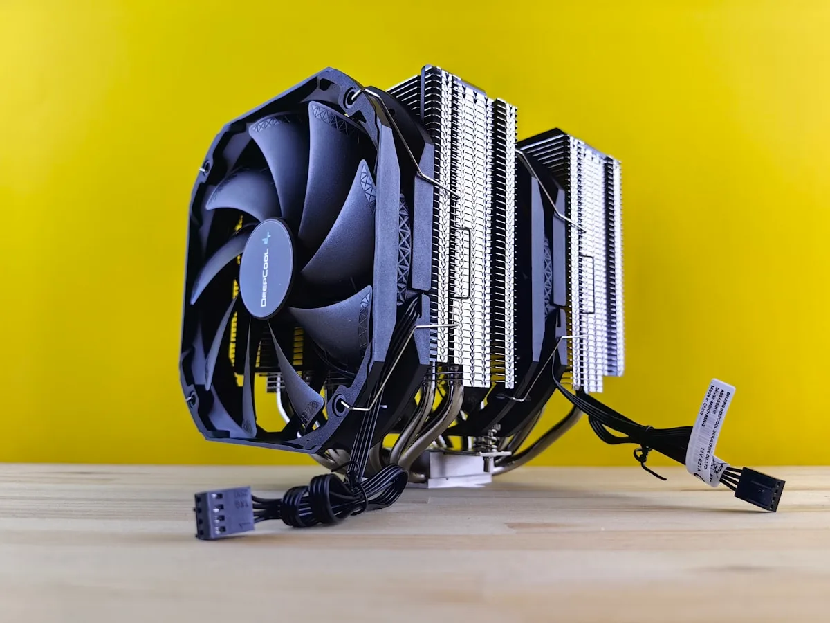 Cooler de CPU dual-tower DeepCool com ventoinha preta e heatpipes de níquel expostos