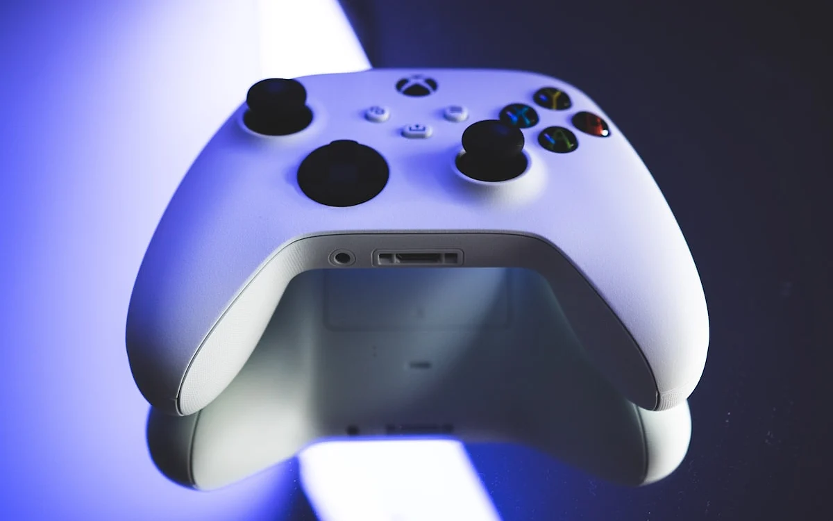 Base de carregamento DualSense PS5 — modelos comparados em 2026 Dois controles DualSense do PS5 encaixados em base de carregamento, com LED indicando status