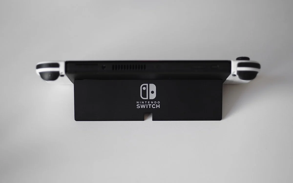 Sony oficial vs. dock de terceiro: qual base de carregamento DualSense escolher Comparativo de bases de carregamento para DualSense do PS5: Sony oficial ao lado de dock de terceiro