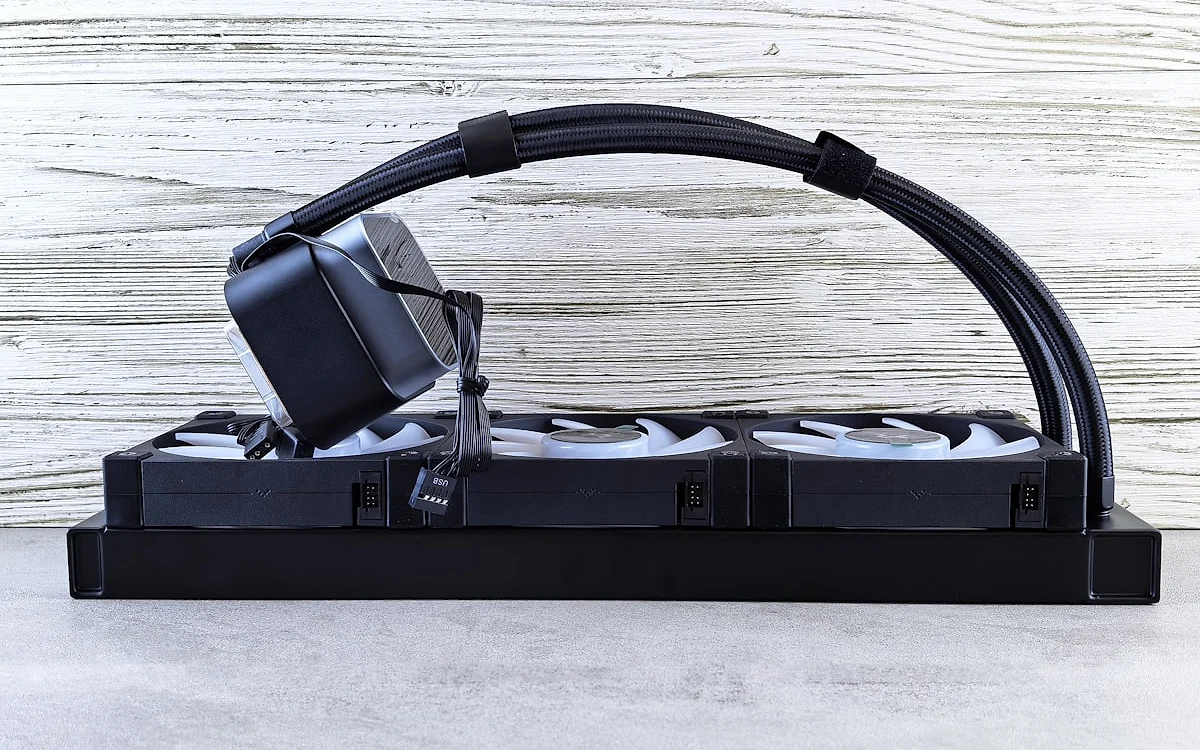PS5 em suporte vertical com cooler ativo e LED, setup gamer organizado sobre bancada