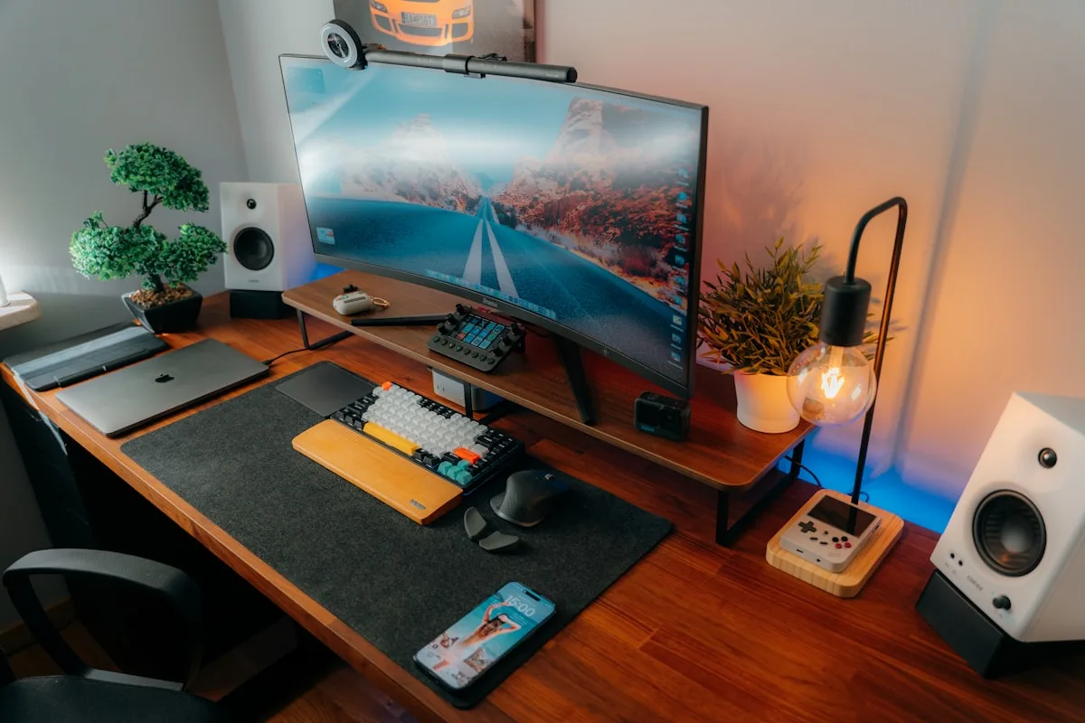 Melhor cadeira gamer até R$ 1.000 em 2026 Setup gamer com cadeira ergonômica em tecido, monitor e teclado em ambiente de jogos