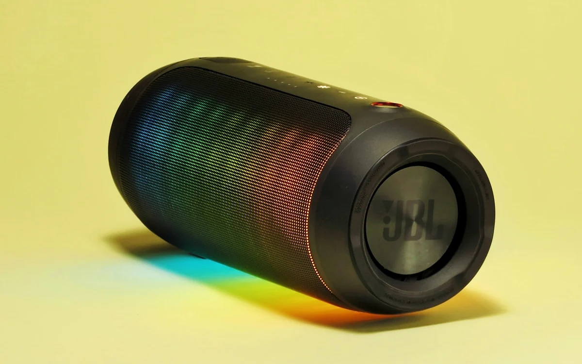 Diagrama comparando caixa de som ativa com amplificador integrado e caixa passiva com amplificador externo