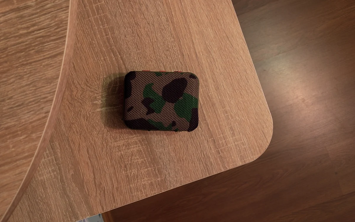Autonomia real e powerbank em caixas portáteis Caixa de som portátil conectada via USB carregando celular ao ar livre — função powerbank