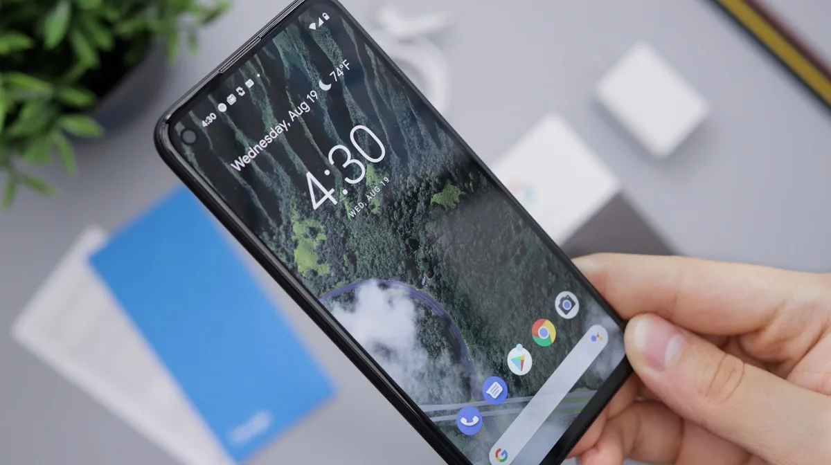 Ranking celulares gamer até R$1.000 em 2026 Celulares Android diferentes exibindo jogos mobile em telas coloridas sobre superfície plana