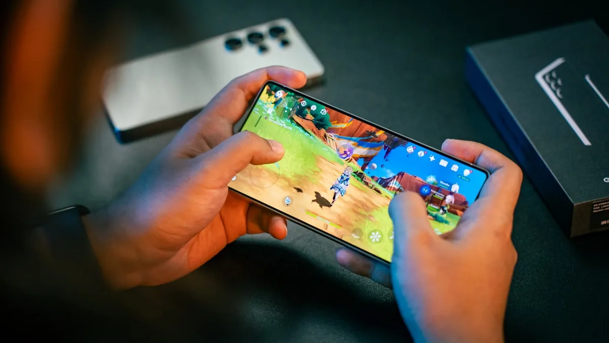 Ranking celulares gamer até R$1.500 em 2026 Celulares Android top de linha até R$1.500 exibidos lado a lado com jogos mobile na tela