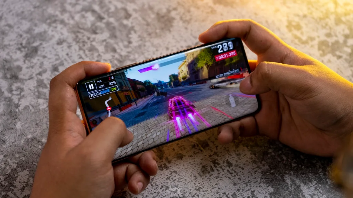 Ranking celular gamer até R$2.000 em 2026 Comparativo de smartphones Android para jogos até R$2.000, exibindo telas AMOLED com gameplay