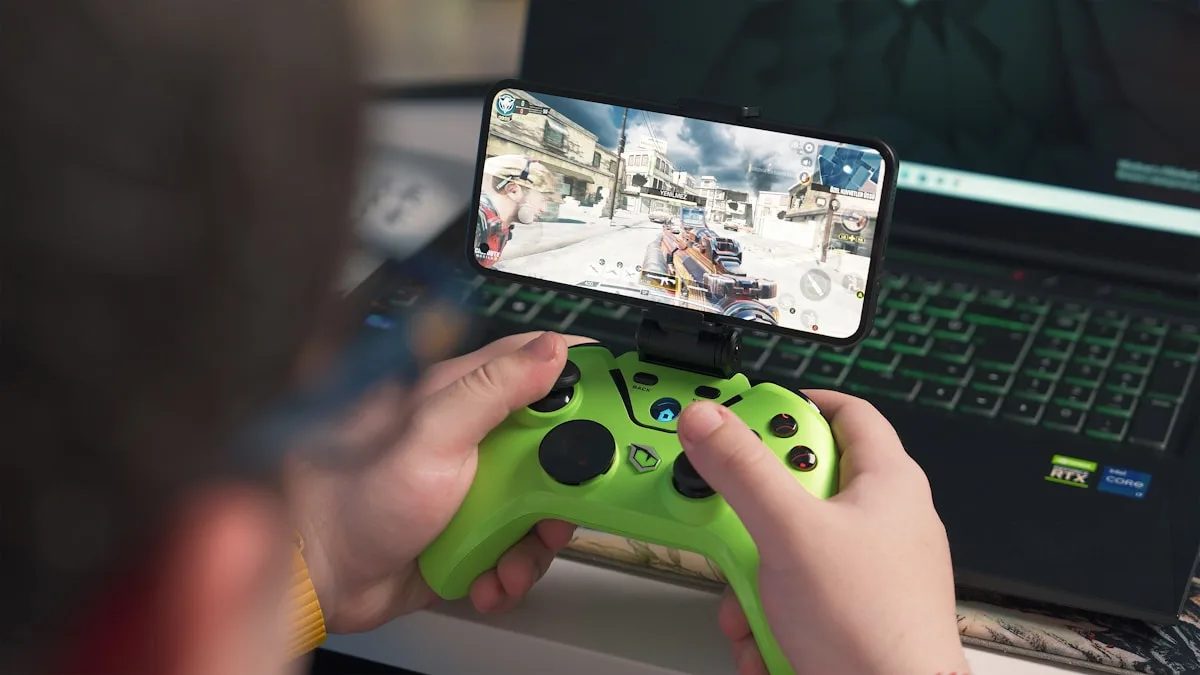 Metodologia de seleção dos melhores celulares gamer até R$3.000 Celular Android com benchmark AnTuTu rodando na tela e temperatura monitorada durante teste de desempenho