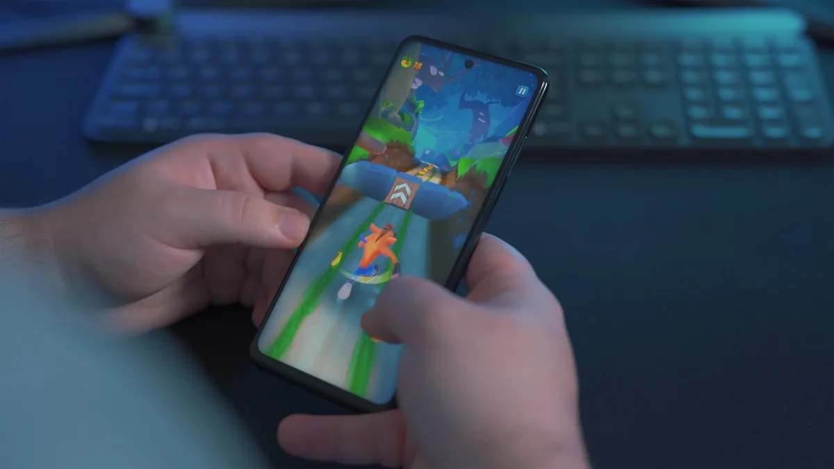 Ranking celulares gamers até R$5.000 — 2026 Celulares Android gamers dispostos lado a lado com telas exibindo jogos em alta taxa de atualização