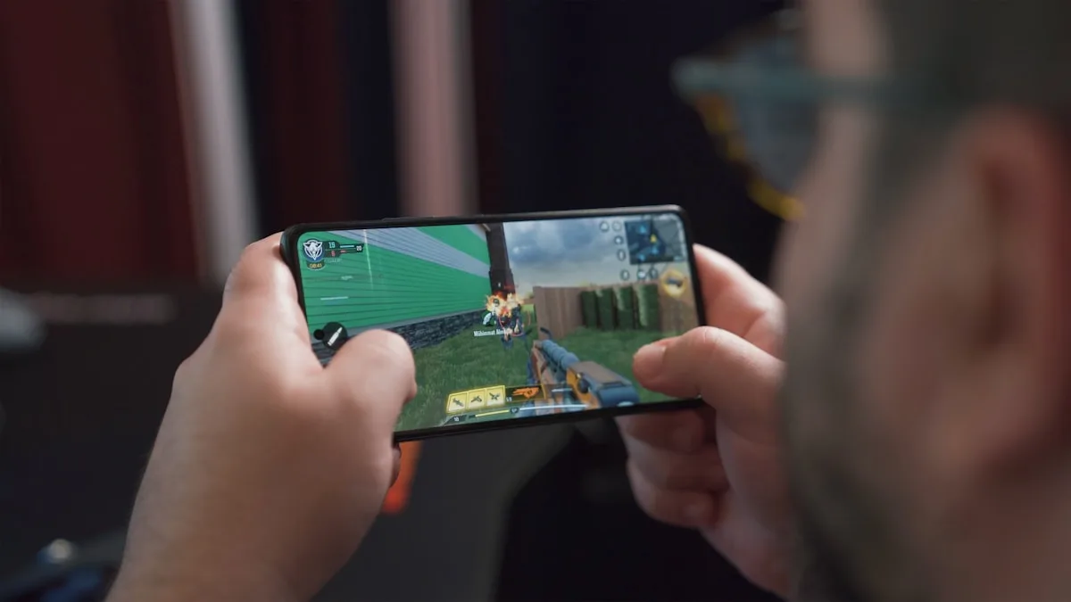 Desempenho celulares gamers até R$5.000 em 2026 Celular Android exibindo benchmark AnTuTu com pontuação de intermediário premium em 2026