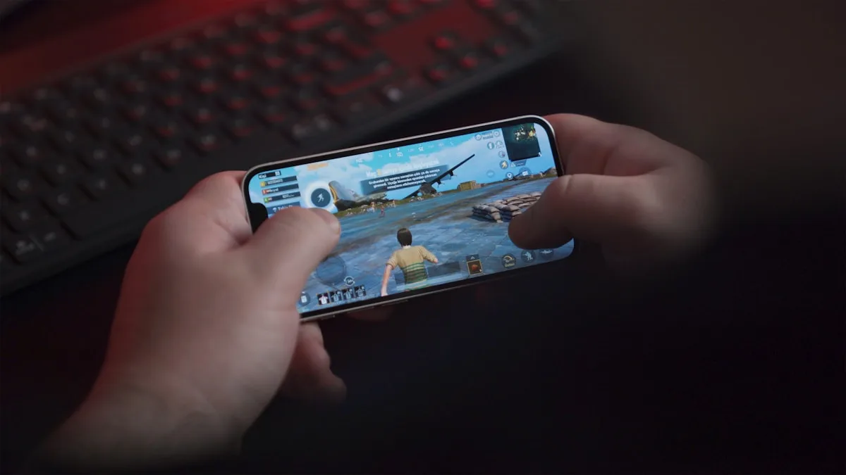 Tela de smartphone Android exibindo gameplay de jogo mobile com gráficos em configuração máxima