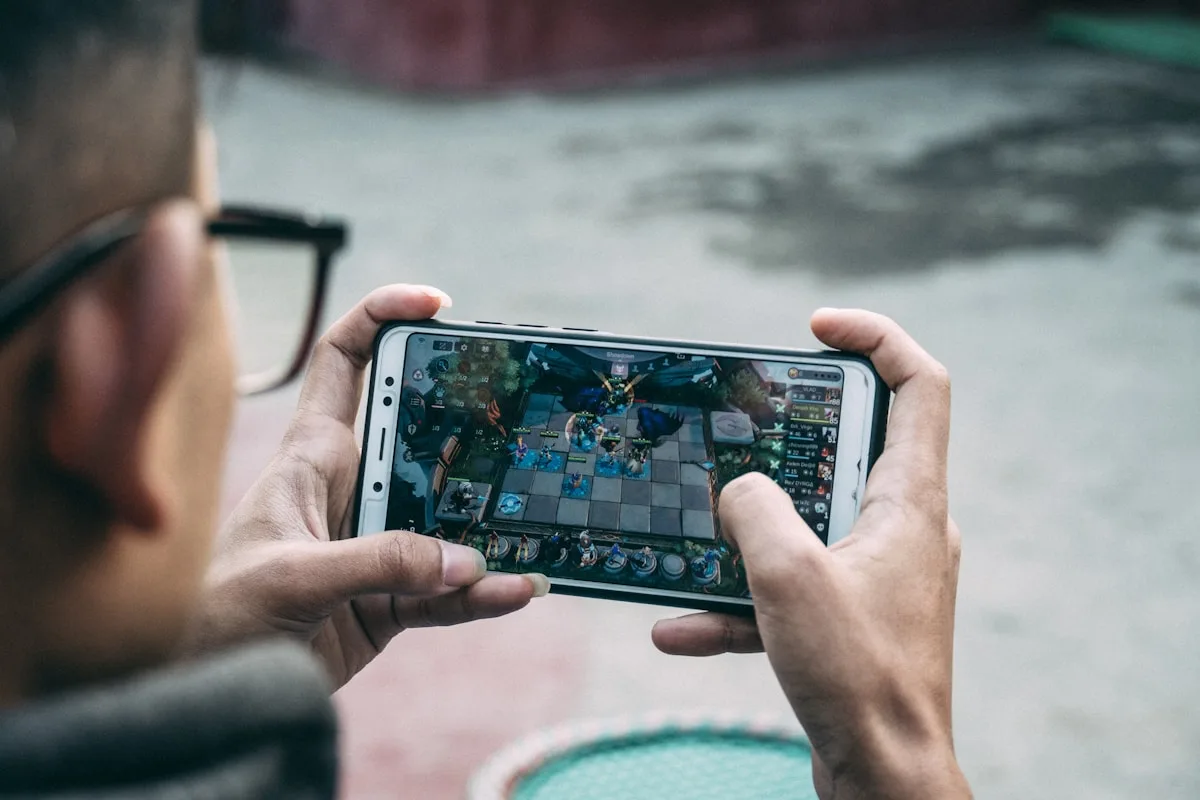 Teste de desempenho em smartphone Android com Free Fire rodando na tela e contador de FPS visível