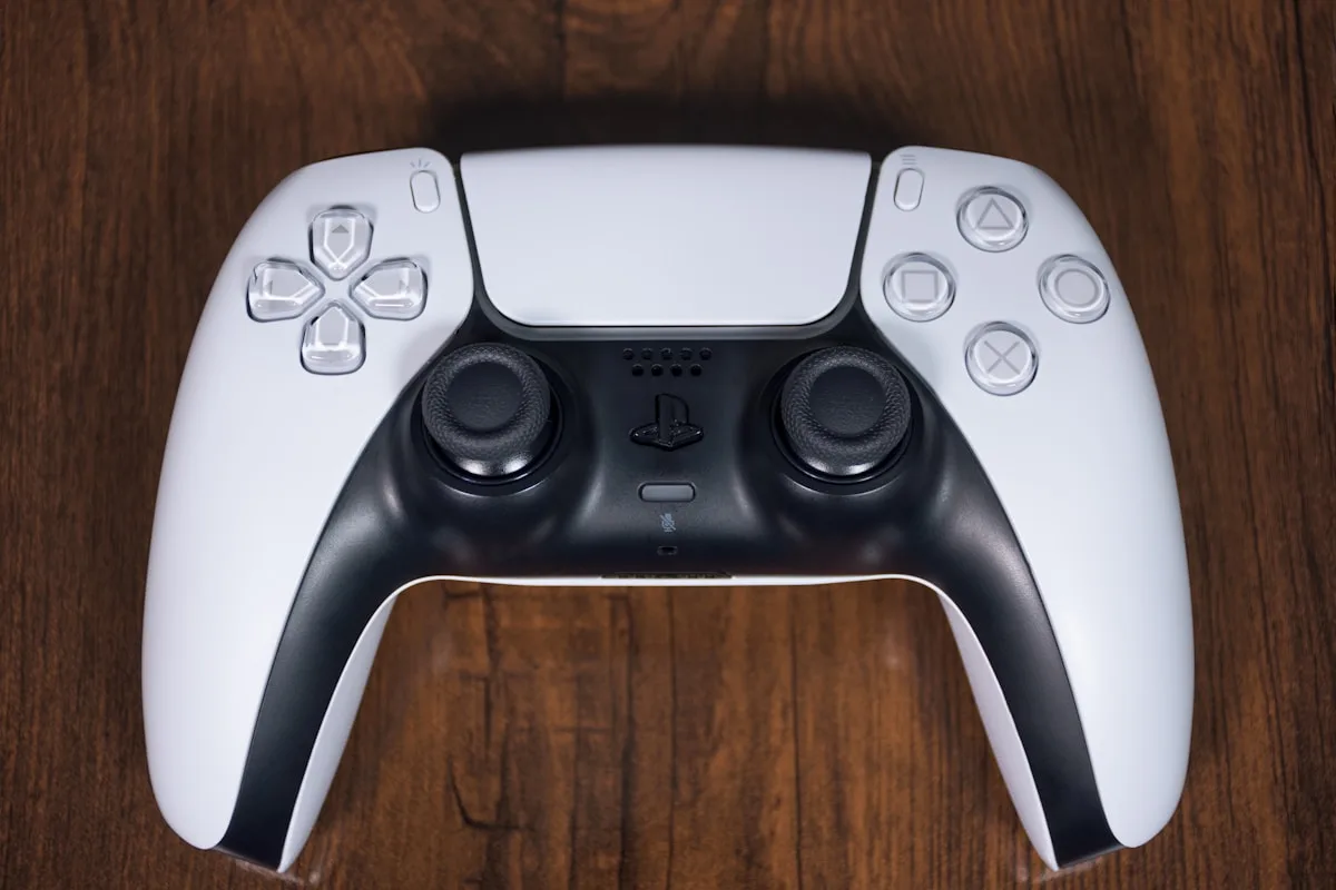 Os melhores controles 8BitDo de 2026 — Ultimate 2, Ultimate 2C e Pro 2 Linha 8BitDo Ultimate 2 e Pro 2 com dock de carga em setup gamer de PC e Nintendo Switch