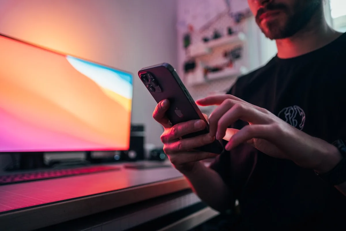 Dois tipos de controle para celular: acoplável USB-C e Bluetooth com suporte extensível para smartphone
