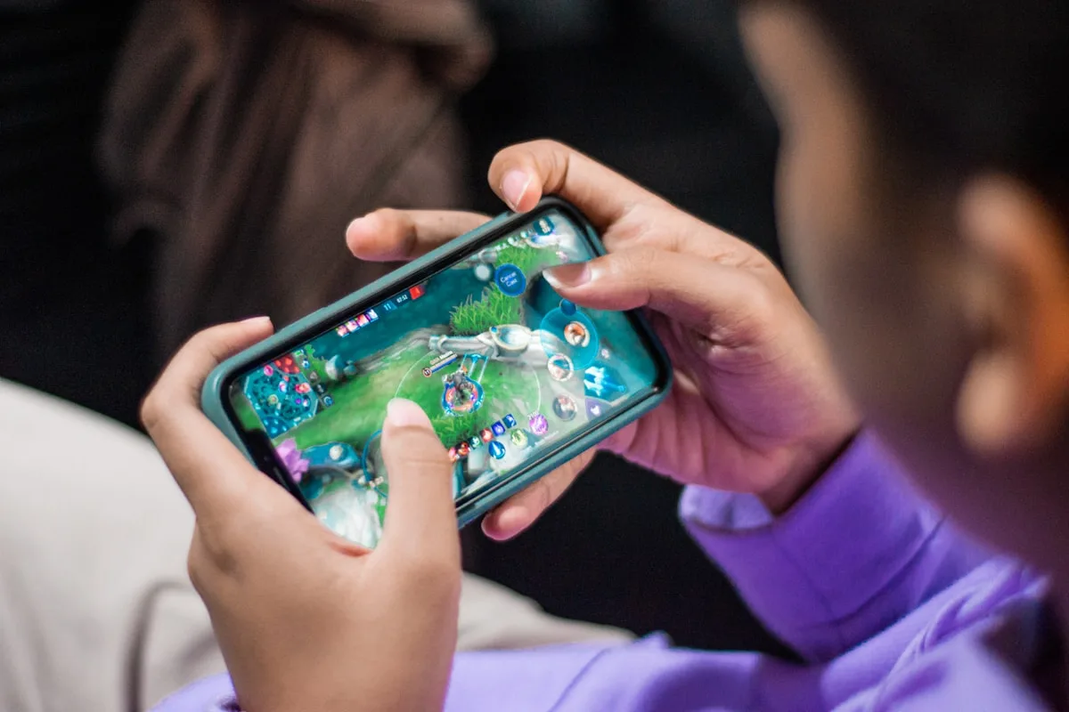 Setup de cloud gaming no celular com controle acoplável e smartphone conectado via USB-C