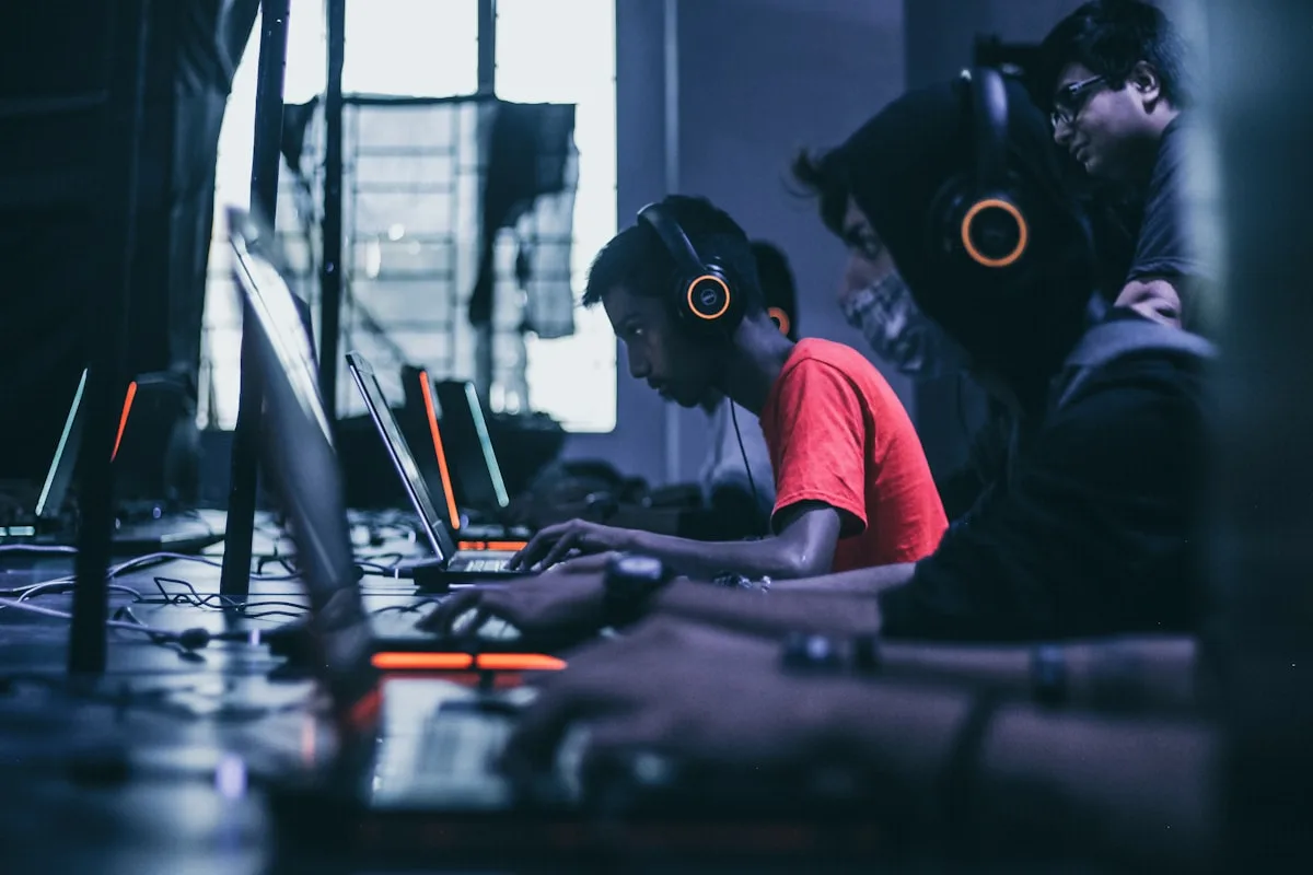 Melhores controles para FPS 2026: stick preciso, gatilho rápido e paddles Controle gamer sobre mesa de setup com teclado e monitor mostrando jogo de tiro em primeira pessoa