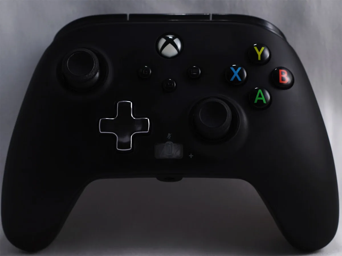 Hall Effect vs potenciômetro — a diferença que evita drift no controle Detalhe do analógico de controle gamer mostrando mecanismo interno e sensor magnético hall effect