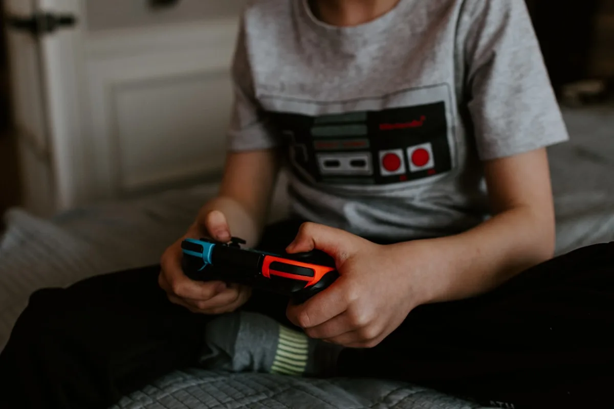 Melhores controles para PC até R$ 300 — hall effect acessível em 2026 Controles gamepad 8BitDo e GameSir com analógicos hall effect em mesa de setup PC gamer