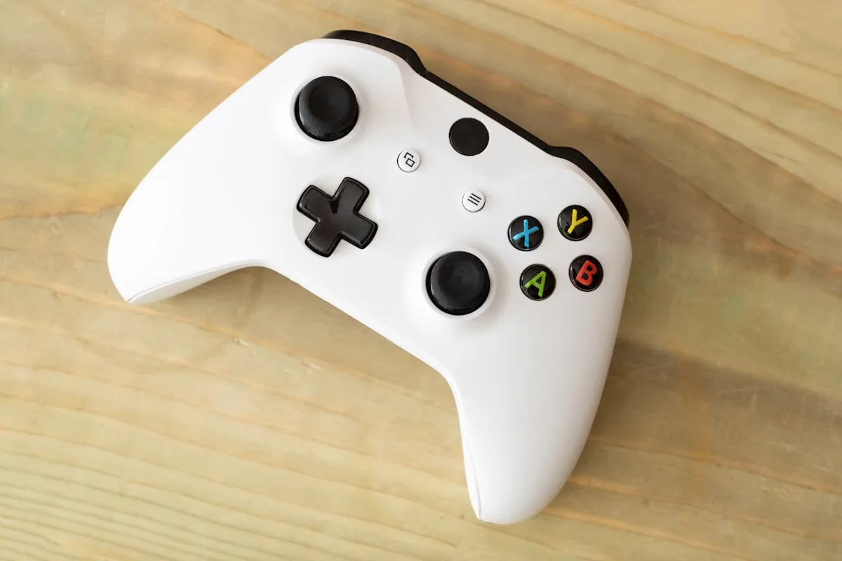 Melhores controles custo-benefício para PC 2026 Controles gamer para PC alinhados em setup: 8BitDo, GameSir e Xbox com analógicos hall effect