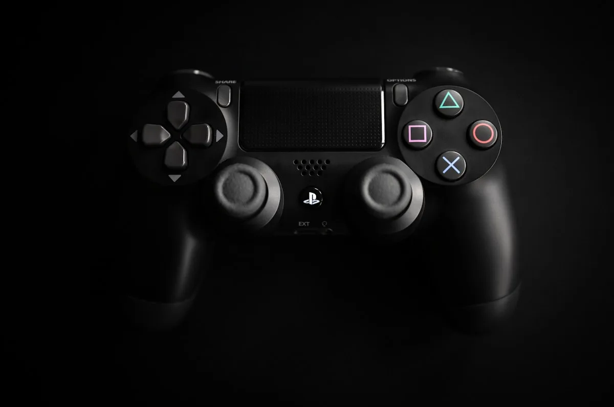 Seis controles no layout Xbox dispostos sobre mesa de setup gamer para comparação