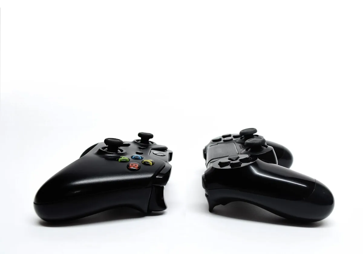 Controle Xbox sem fio com dongle USB receptor ao lado de controle com cabo USB-C para PC