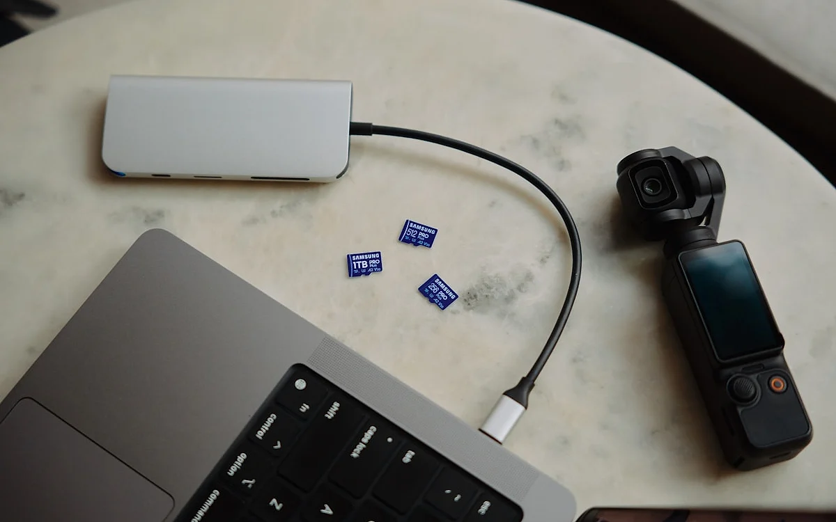 Ranking dos melhores docks para Nintendo Switch 2 em 2026 Nintendo Switch 2 encaixado em dock portátil USB-C com TV exibindo jogo em 4K ao fundo