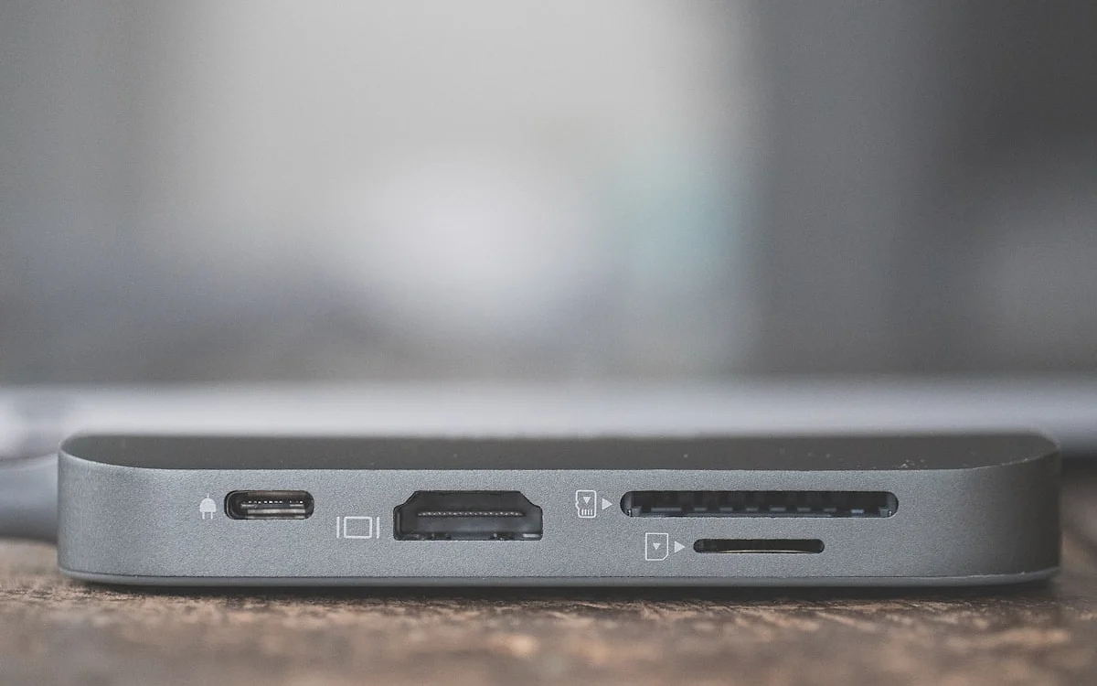 Compatibilidade de firmware em docks de terceiros para Nintendo Switch 2 Nintendo Switch 2 conectado a dock compacto USB-C exibindo jogo Mario Kart World em TV 4K