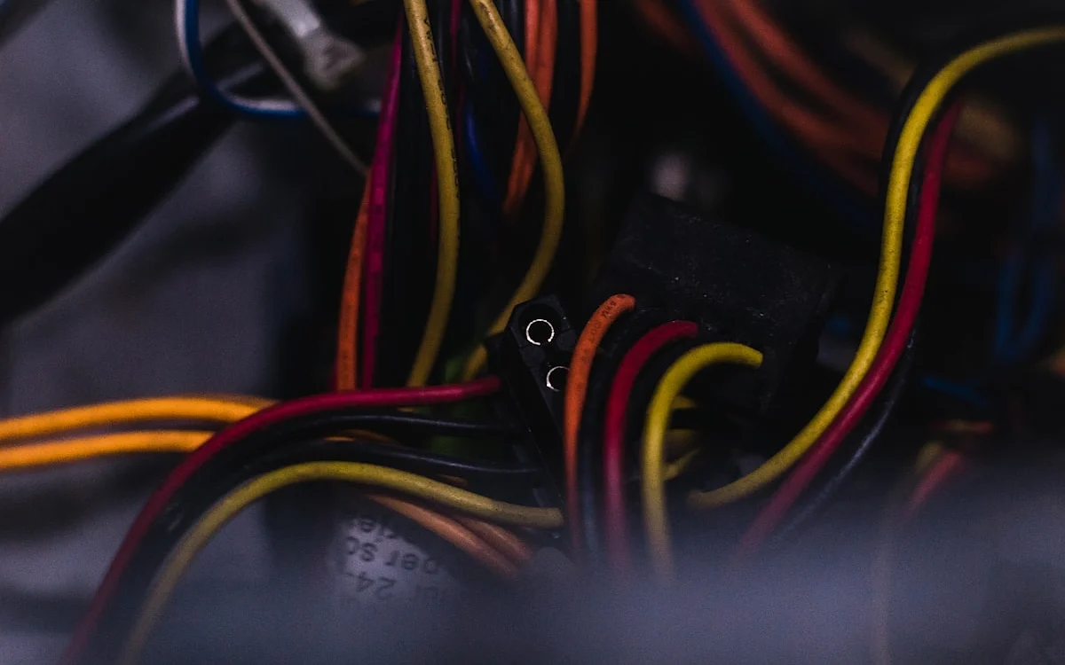 Estabilizador de tensão conectado a computador desktop em home office com proteção contra oscilação elétrica