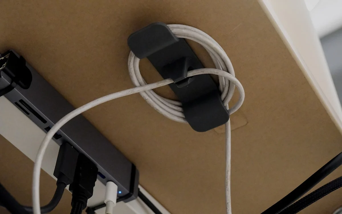 Setup gamer com PC desktop, monitor e periféricos conectados a estabilizador de tensão em mesa organizada