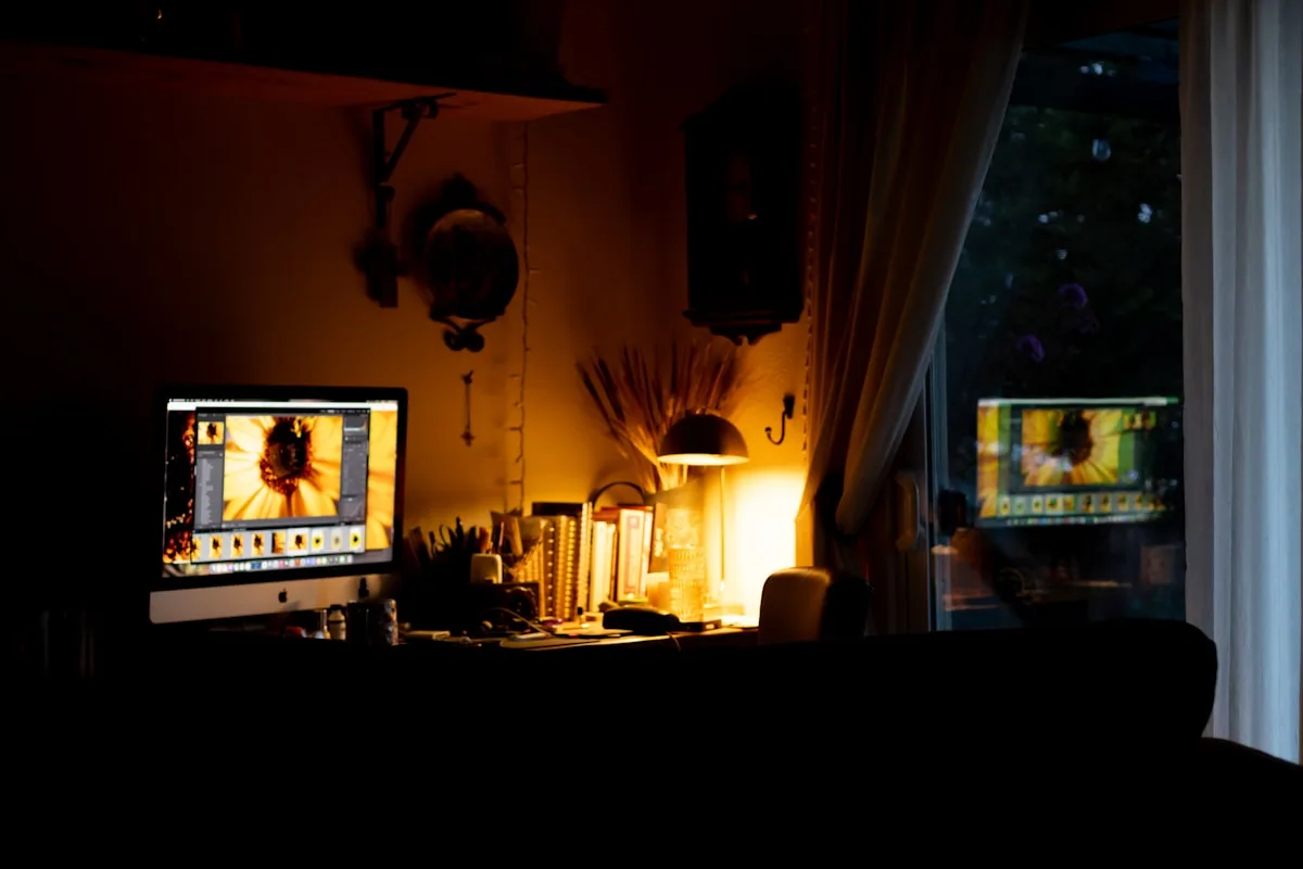 Fita de LED reagindo à cor da TV em quarto escuro graças à câmera de sincronização