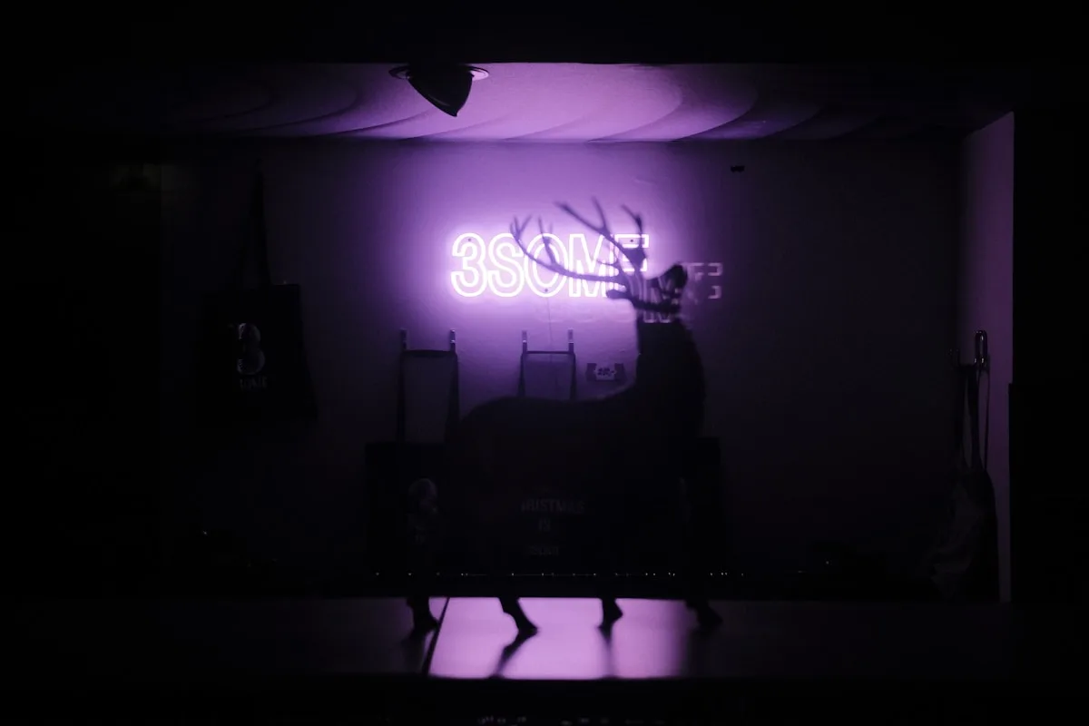 Instalação da fita LED com câmera de sincronia Setup gamer com fita de LED RGB instalada atrás do monitor à noite