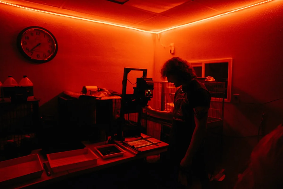 Fitas LED RGB e RGBIC no setup gamer Fita de LED colorida instalada na parede de um quarto gamer decorado