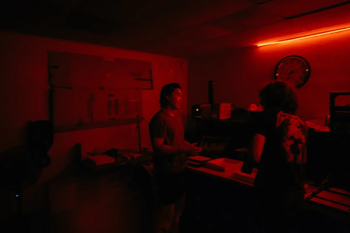 Bias lighting e sincronia de cor em fita LED RGBIC Fita de LED com gradiente de cores acesa em parede de quarto gamer à noite