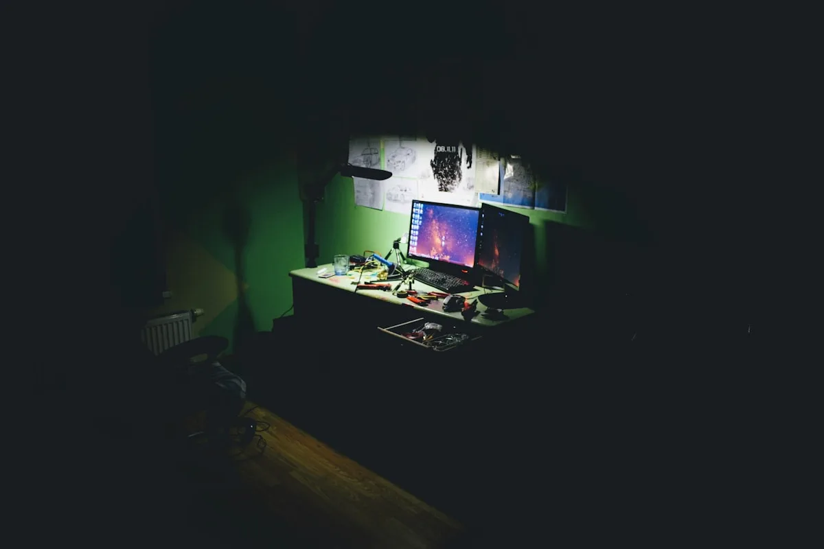 Luz ambiente RGB refletindo na parede atrás do monitor durante partida à noite