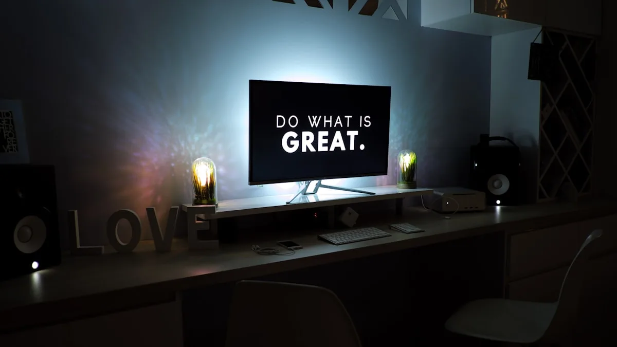 Setup gamer completo iluminado por fita de LED RGB brilhando à noite no quarto