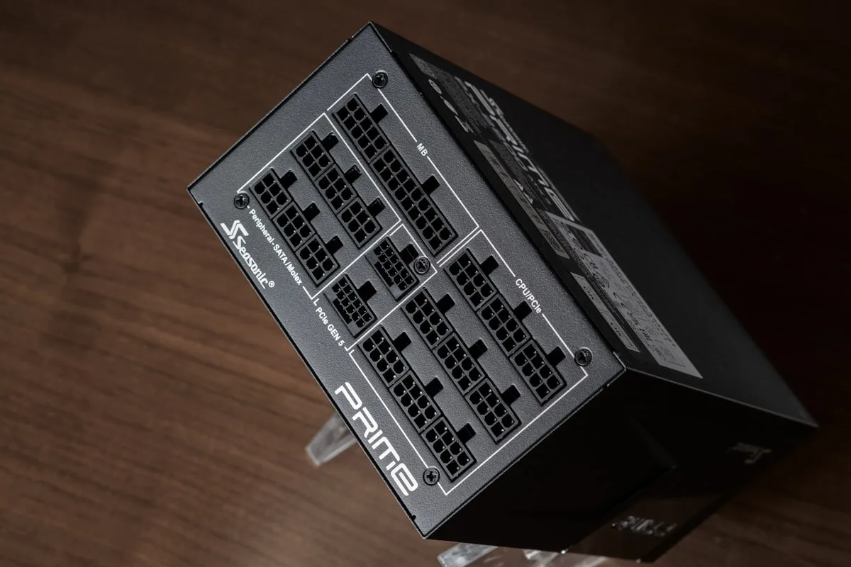 Conectores identificados no painel Painel lateral de fonte modular com conectores identificados para placa-mãe, CPU/PCIe e periférico SATA/Molex